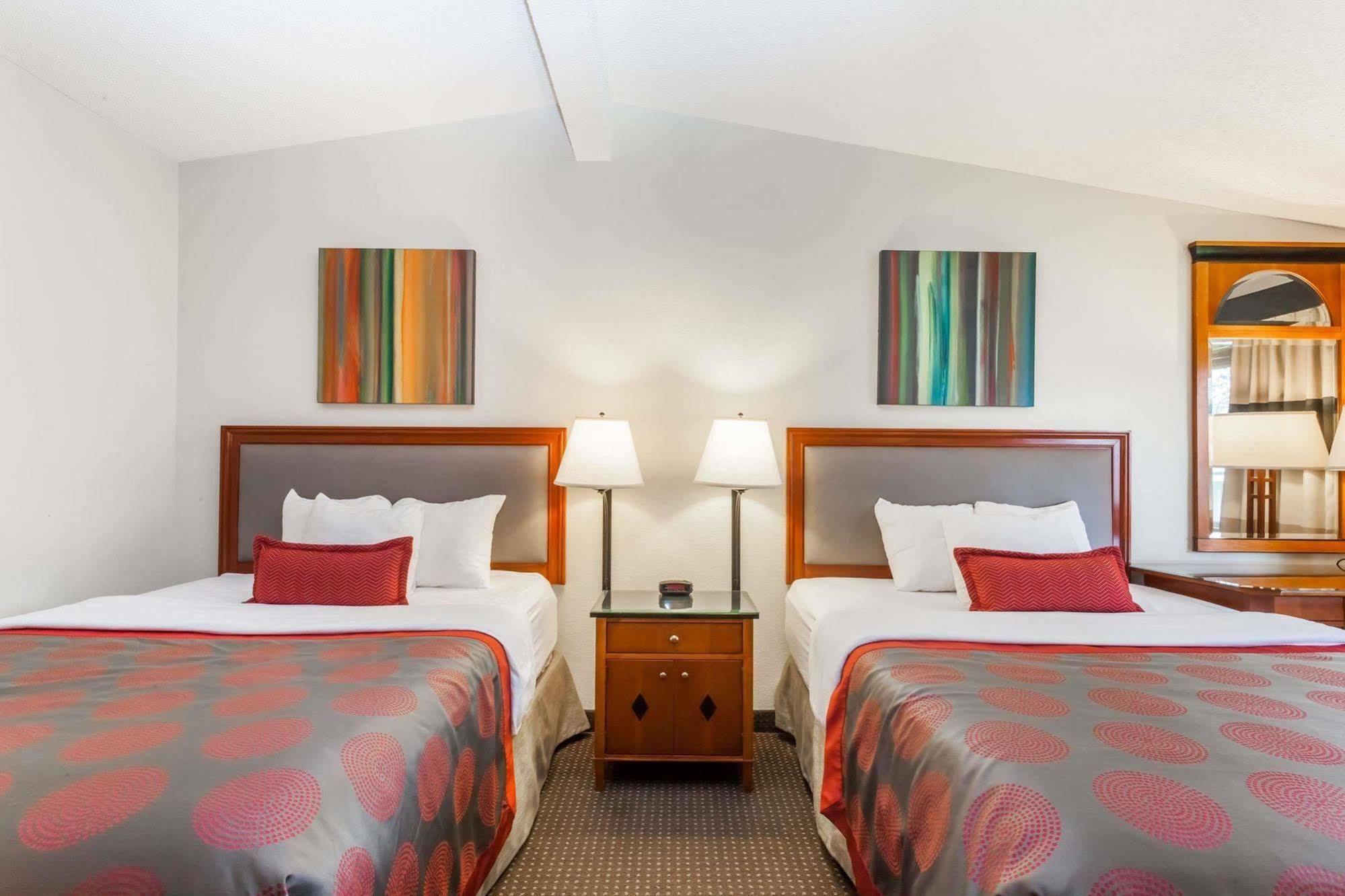 Ramada By Wyndham Rock Hill At Sullivan Center Exteriör bild